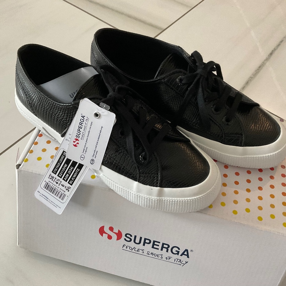 Black and white fashion sneakers